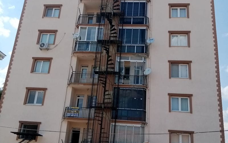 Yenidoğan Apartmanı — AS Yönetim tarafından yönetilen bina, Uşak